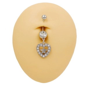 Vue détaillée d'un piercing de nombril en acier avec pendentif cœur et étoile sur un modèle