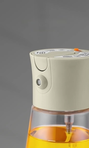 Close-up of 600ml oil sprayer bottle with wide-angle nozzle and precise scale markings