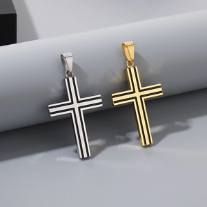 Détail macro des pendentifs croix en acier inoxydable argent et or avec lignes noires