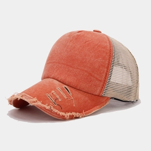 Detailansicht der Vintage-Basecap aus orangefarbenem Canvas und atmungsaktivem Mesh