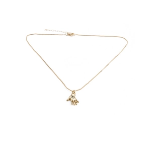 Collana con ciondolo mano di Hamsa placcata in oro con elemento occhio su fondo bianco