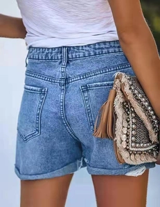 Vue arrière du short en jean taille haute avec revers et poches arrière de style rétro