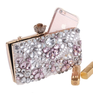 Clutch da sera oro champagne con strass, chiusura a rosa, capiente per cellulare e rossetto