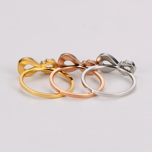 Detailansicht der Unendlichkeitsringe im Set aus Gold, Roségold und Silber-Edelstahl