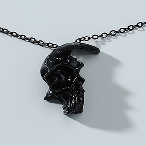 Collier gothique avec pendentif tête de mort noir pour homme avec finition métal