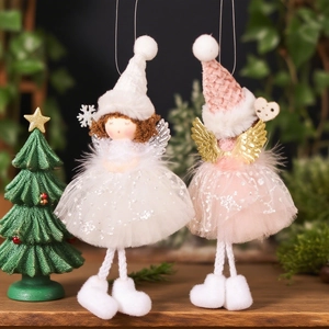 Poupées anges de Noël roses et blanches avec jupes pailletées sur sapin festif