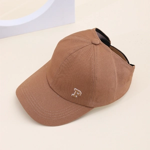 Détail de la casquette marron pour enfant avec broderie P et design spécial queue de cheval