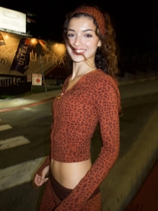 Tenues De Mode Y2K Streetwear Pour Femmes Avec Haut À Capuche Imprimé Léopard Et Pantalon Évasé Et Bandeau Assorti