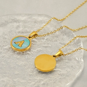 Goldene Edelstahlkette mit Buchstabe A und schillerndem Perlmutt-Anhänger für Damen