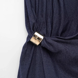 Robe midi en jean sans manches bleu marine avec détails d'anneaux dorés élégants
