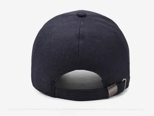 Détail de la boucle métallique réglable et texture denim à l'arrière de la casquette bleue