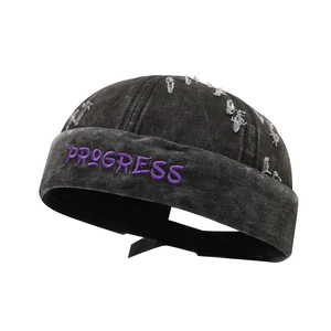 Berretto docker vintage in denim nero con ricamo PROGRESS viola e dettagli invecchiati