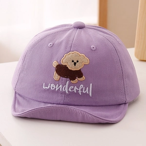 Gros plan détaillé d'une casquette enfant violette avec broderie de chiot mignon