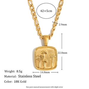 Gros plan d'un pendentif carré plaqué or 18 carats avec relief floral sur chaîne Figaro