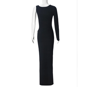 Vue arrière d'une robe longue moulante noire à une manche sur un mannequin blanc