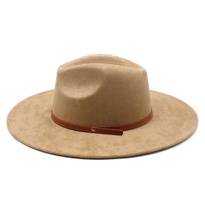 Chapeau fedora classique en daim camel avec un fin ruban en cuir marron et des rivets