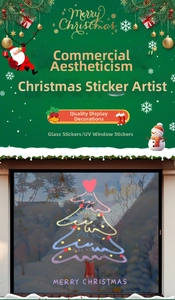 Détail macro de stickers UV pour fenêtre avec sapin de Noël dessiné et texte MERRY CHRISTMAS