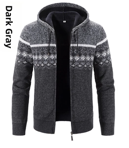 Dettaglio della giacca in maglia grigio scuro con motivi bianchi e cappuccio con coulisse