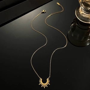Collier tournesol doré avec pendentif rayon de soleil sur une fine chaîne à fermoir homard