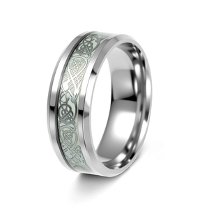 Vue détaillée d'une bague en acier titane poli avec motif de dragon celtique lumineux