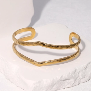 Bracelet jonc ouvert double couche en acier inoxydable doré avec texture martelée chic
