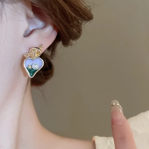 Boucles d'oreilles cœur vintage français avec émail coloré et perle sur modèle