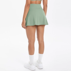 Vista posteriore della gonna pantalone sportiva a vita alta verde salvia per il tennis