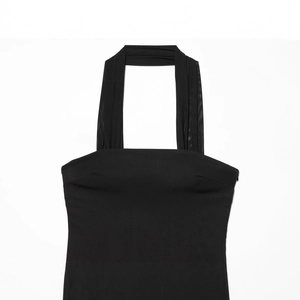 Schickes schwarzes Neckholder-Kleid mit transparenten Netzeinsätzen und eleganter Silhouette