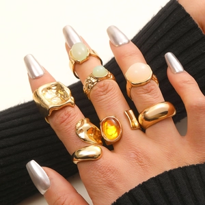 Detail von 9-teiligem Gold-Ring-Set mit Edelsteinen und Retro-Metall-Struktur am Modell