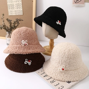Gorros de pescador de invierno en lana de cordero con adorno de corazón de perlas