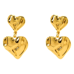 Boucles d'oreilles double cœur en acier inoxydable doré 18K avec finition texturée