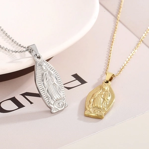 Dettaglio dei ciondoli della Vergine Maria in oro 18 carati e argento con rilievo sacro