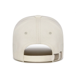 Vue arrière d'une casquette de baseball blanc cassé structurée avec boucle réglable
