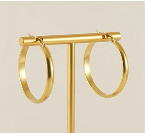Französische Vintage 18K Edelstahl Creolen in Gold auf einem T-Ständer für Schmuck