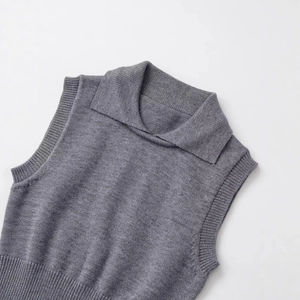 Gilet grigio in maglia stile polo da donna con dettagli a costine e scollo a camicia
