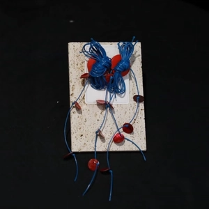 Boucles d'oreilles bohèmes en fil tissé bleu avec disques rouges et style vintage long