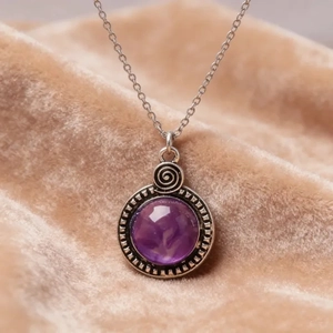 Détail macro du collier pendentif vintage en résine violette avec cadre argenté