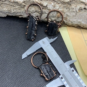 Dettaglio del pendente in pietra tormalina nera vintage misurato con un calibro a corsoio