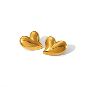 Détail macro de boucles d'oreilles cœur 3D dorées montrant une surface polie chic