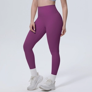 Detail der lila Yogahose mit hoher Taille, nahtlosem Strick und Bauchkontrolle