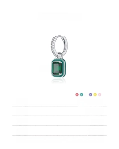 Dettaglio orecchino in argento s925 con gemma smeraldo e bordo in smalto verde