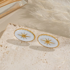 Boucles d'oreilles ovales dorées avec étoile, insert blanc et bordure perlée