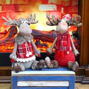 Kerst pluche rendier pop decoratie, schattig rood geruit gevuld speelgoed voor vakantie huisdecor.