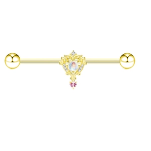 Dettaglio del piercing industriale dorato con pietra di luna e gemma rosa a cuore