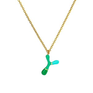 Primo piano dettagliato di una collana con ciondolo in smalto verde e catena dorata