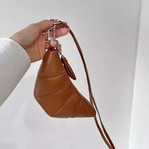 Pochette en cuir marron en forme de croissant avec boucle en métal et bandoulière