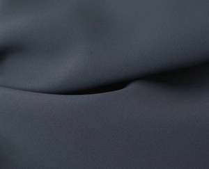 Nahaufnahme der dunkelgrauen Leinenwebung einer minimalistischen High-Waist A-Linien-Rock