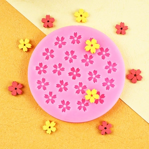 Moule en silicone rose avec des formes de fleurs de cerisier pour décorer les gâteaux