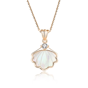Elegant rose gold shell necklace with white mother-of-pearl and sparkling zircon pendant