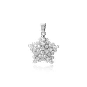 Vue détaillée du pendentif étoile en perles avec fermoir en cuivre plaqué argent